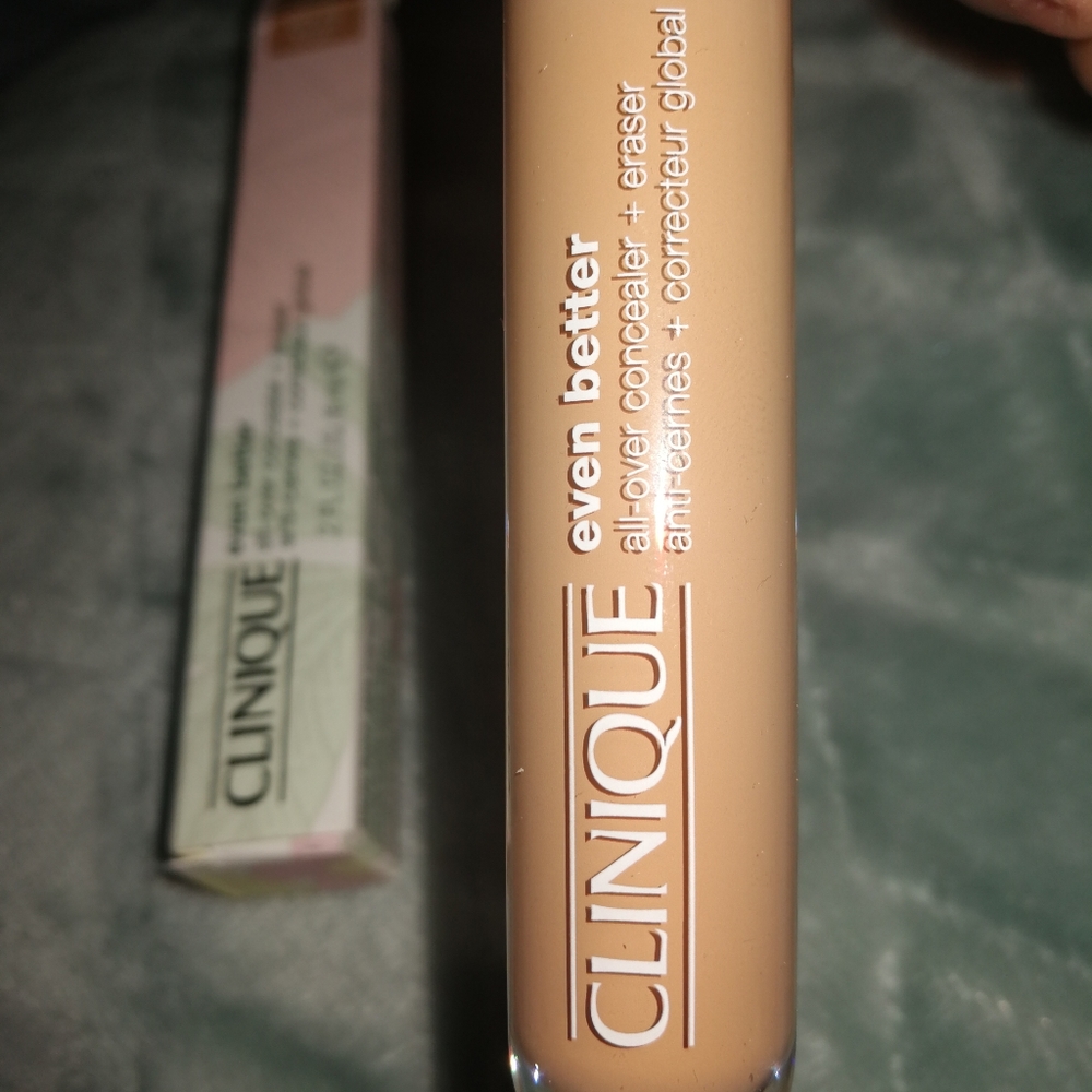 CLINIQUE Even Better all-over Concealer + Eraser